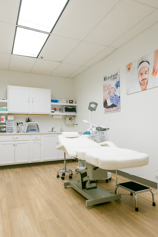 Sala de tratamiento facial con camilla