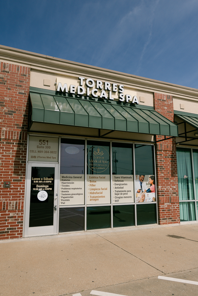 Entrada de Torres Medical Spa con horario y servicios