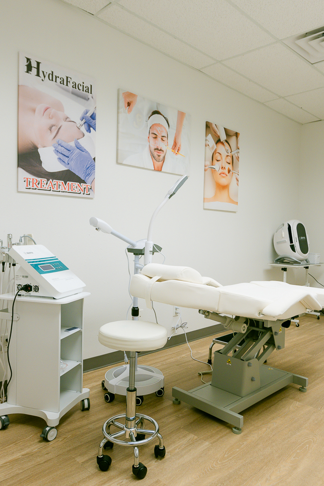 Sala HydraFacial con equipos profesionales